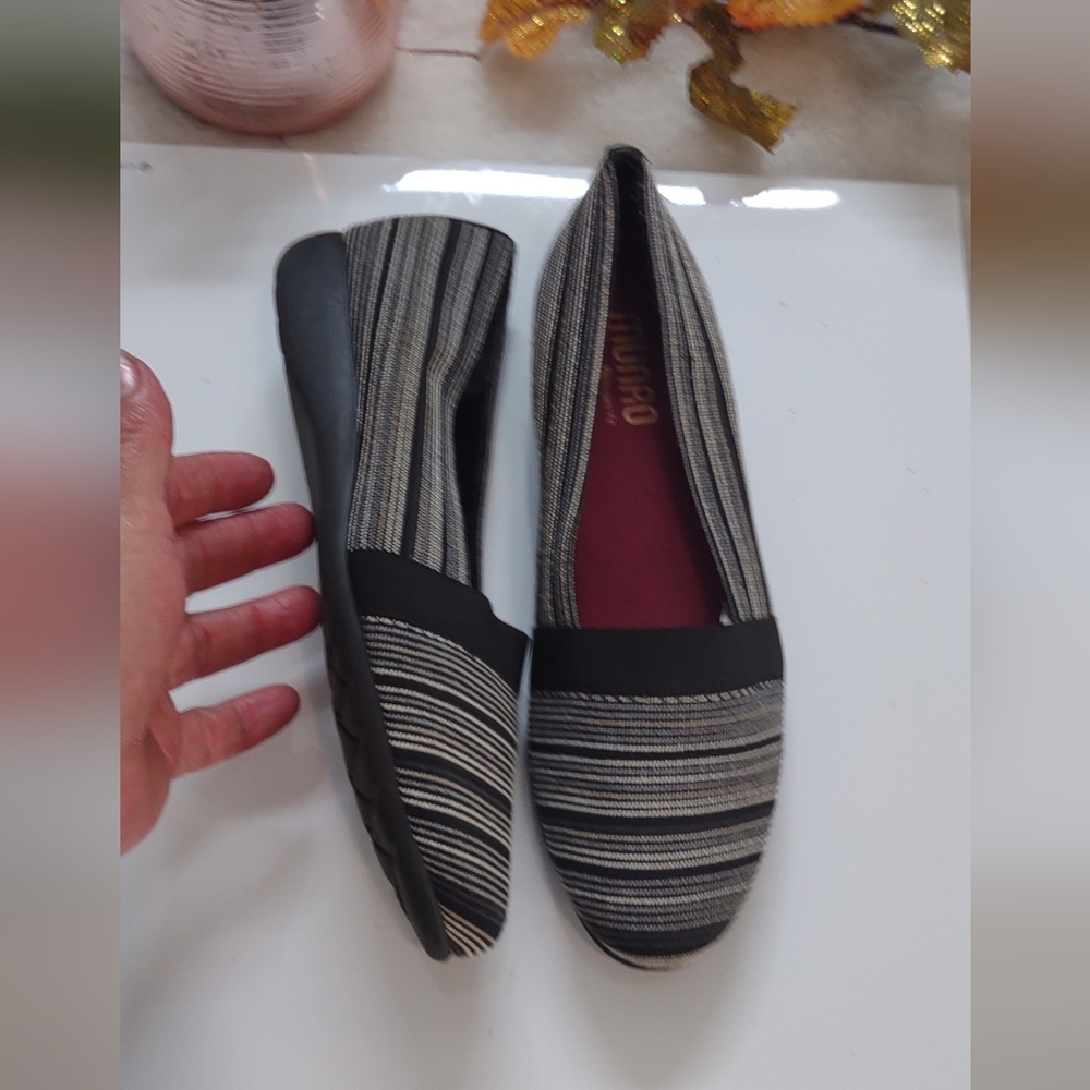 Munro Women's Striped Black Flats